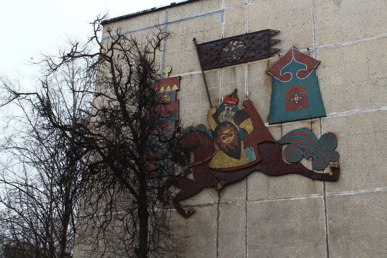 В Пскове демонтируют панно на доме по улице Ротной, 31